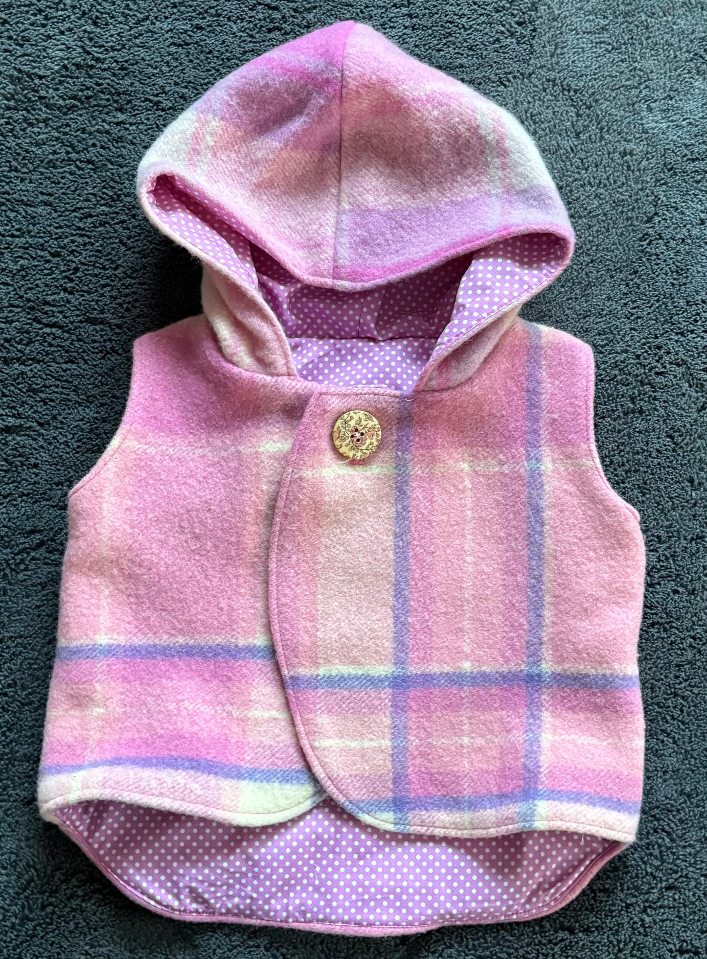 Woollen hooded vest - sz3 years